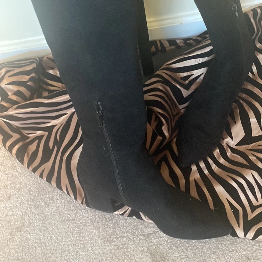 PRE-OWNED STEVE MADDEN BRINKLEY OVER THE KNEE STRETCH BOOT